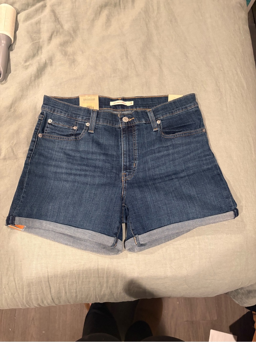 Levi’s Mid-Length Shorts - 4”
